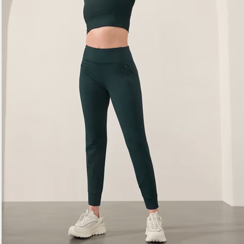 ATHLETA RAINIER MID RISE JOGGER in Cypress Green Size Medium